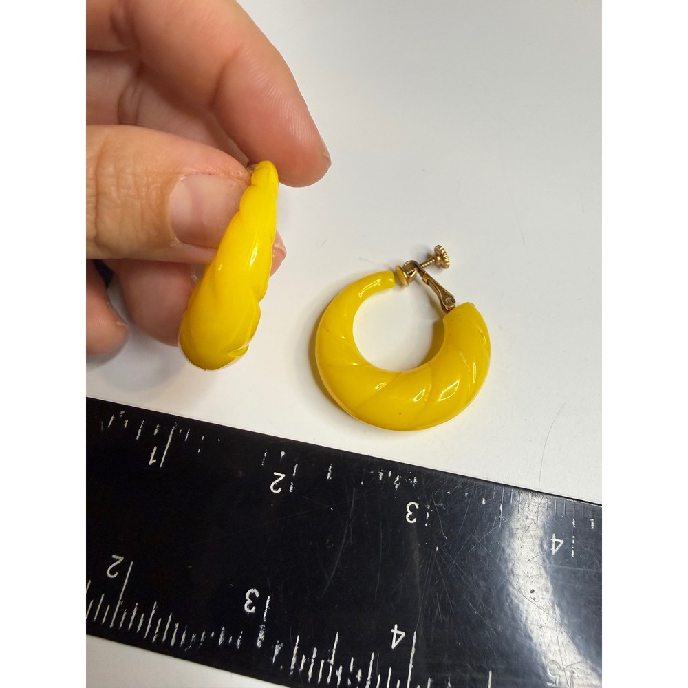 Napier Yellow Resin Twisted Hoop Earrings Gold Tone Screw Back Vintage - Picture 2 of 4